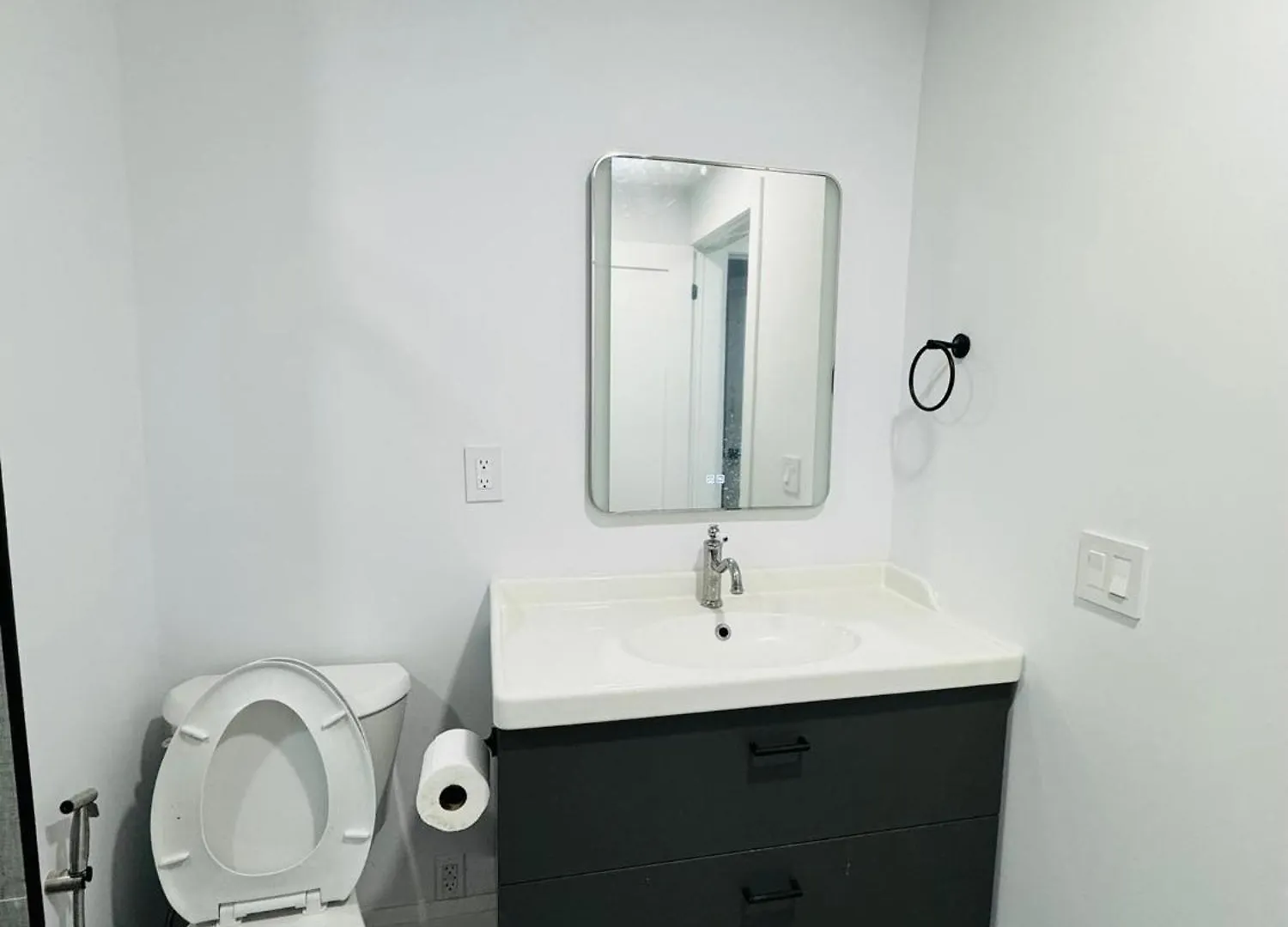 Spacious Room2, Airport, Free Pkg, Sep Entrance, New Renovation, Shared Bathroom Toronto Canada