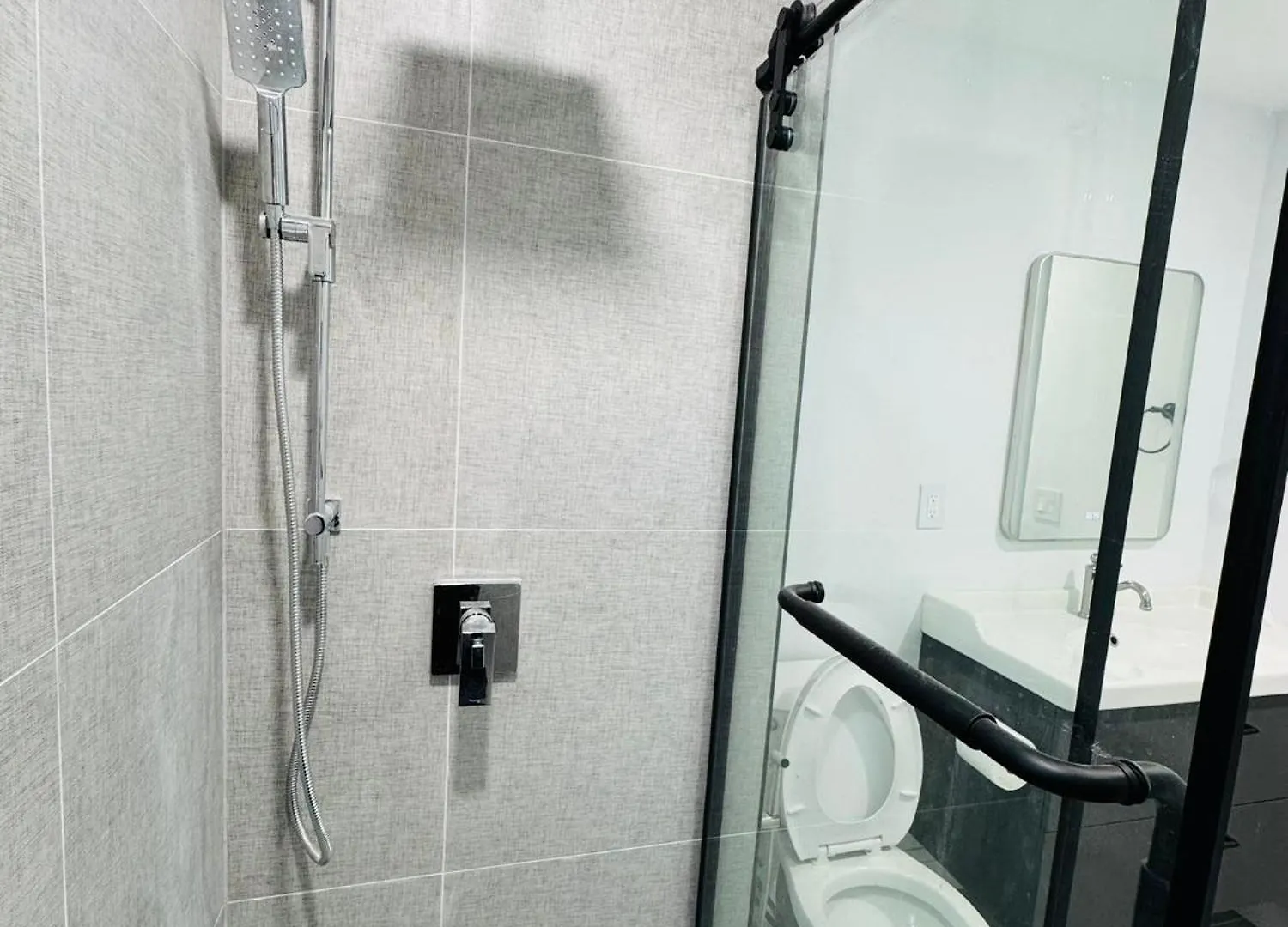 Apartment Spacious Room2, Airport, Free Pkg, Sep Entrance, New Renovation, Shared Bathroom Toronto