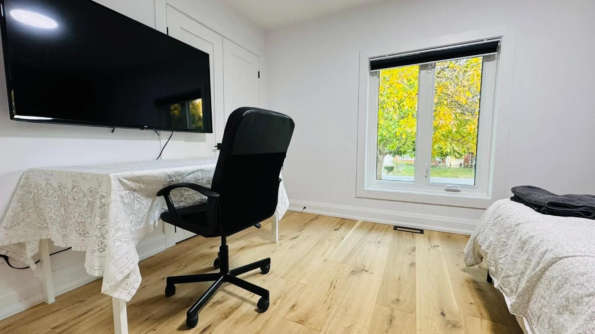 Spacious Room2, Airport, Free Pkg, Sep Entrance, New Renovation, Shared Bathroom Toronto 0*,  Canada