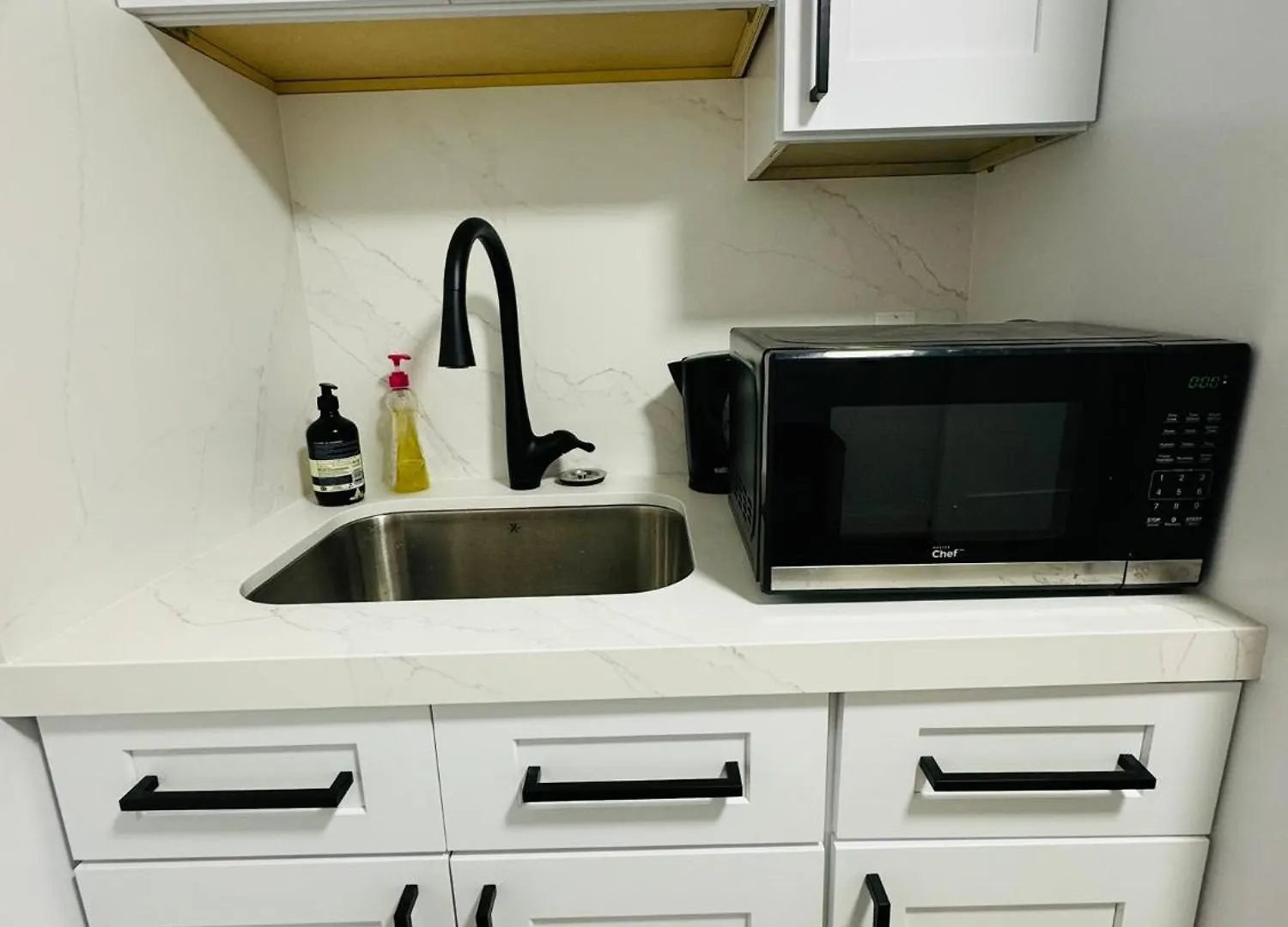 Apartment Spacious Room2, Airport, Free Pkg, Sep Entrance, New Renovation, Shared Bathroom Toronto